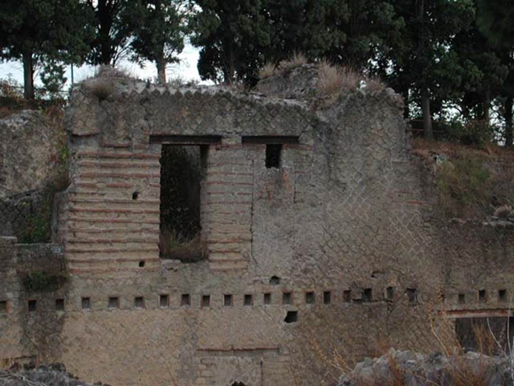 Ins Or II, 8/9, Herculaneum. September 2003. Looking east to upper floor that would have had a balcony, above doorways 8 & 9.
Photo courtesy of Nicolas Monteix.
.
Ins Or II, 4, Herculaneum. September 2003. Looking east to upper floor that would have had a balcony, above doorways 8 & 9.
Photo courtesy of Nicolas Monteix.